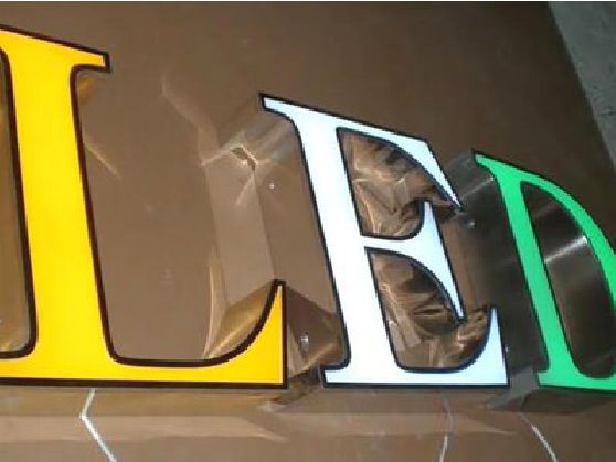 册亨介绍LED招牌的基础知识。